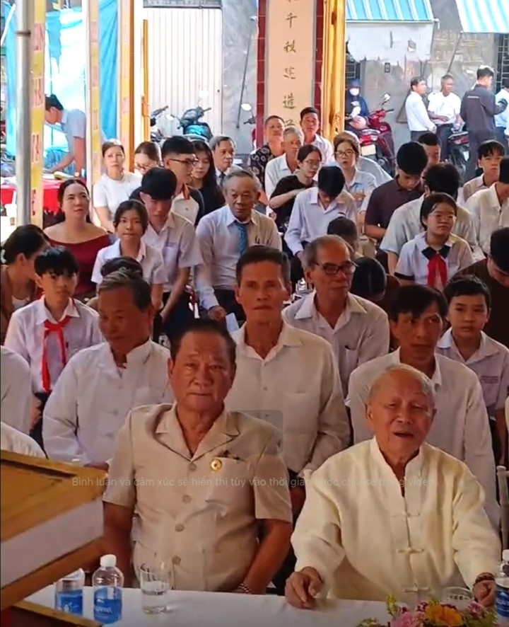 Con cháu Tộc Đặng ngồi kín sân từ đường trong Lễ Giỗ tổ, phía sau các bậc cao niên là hàng học sinh mặc áo trắng khăn quàng đỏ chờ nhận thưởng